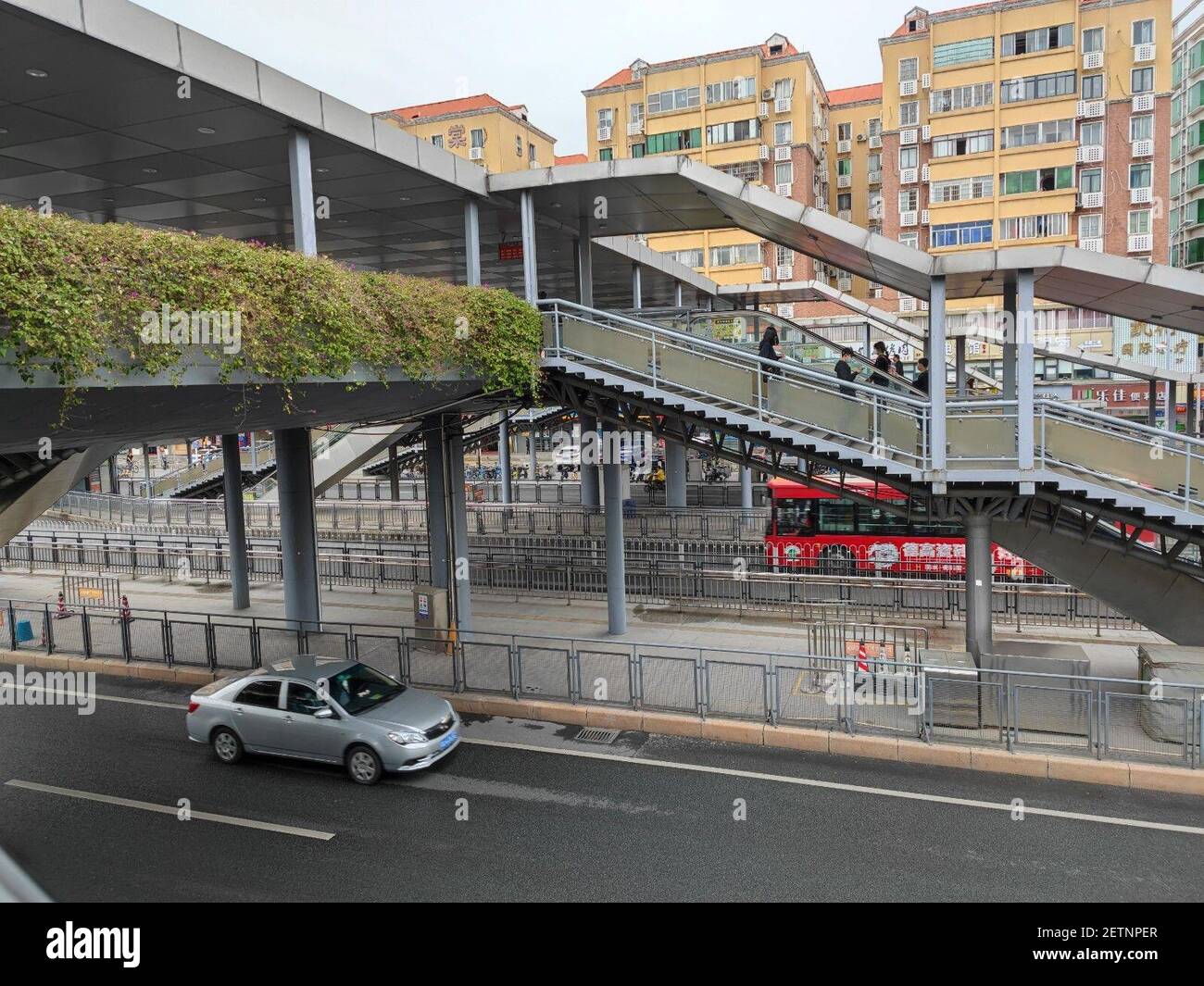 2 mars 2021, Guangzhou, Guangzhou, Chine : le 27 février 2021, Guangzhou, province de Guangdong, est situé dans le système de transport rapide en autobus de Guangzhou, sur l'avenue Zhongshan. Le système Guangzhou BRT est pratique, rapide et flexible. L'enregistrement et la mesure de la température corporelle sont tous terminés à l'entrée de la plate-forme. Les passagers n'ont pas besoin de brosser le billet, de mesurer la température et d'entrer et de sortir de la porte d'entrée. Un transfert de distance nul est réalisé sur la plate-forme, et les lignes dans la même direction sont toutes gratuites dans la plate-forme BRT, ce qui facilite grandement le public Banque D'Images