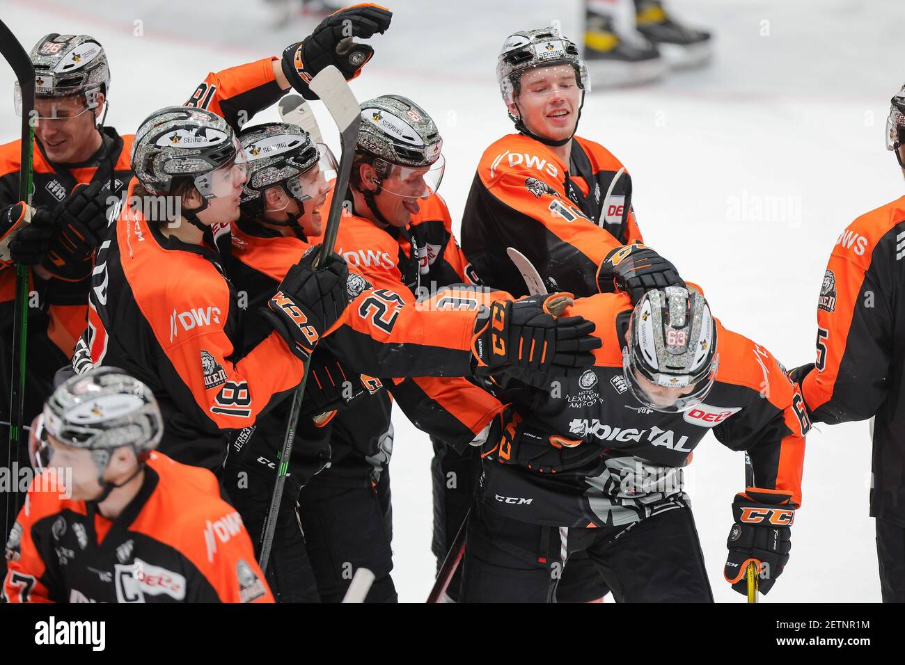 28 février 2021, Hessen, Francfort-sur-le-main: Encourager le Löwen après l'objectif de 4:3 heures supplémentaires. De gauche à droite, Darren Mieszkowski (Löwen Frankfurt, 18), Leon Huettl (Löwen Frankfurt, 25), Stephen MacAulay (Löwen Frankfurt, 81) et Luis Schinko (Löwen Frankfurt, 12) félicitent Maximilian Faber (Löwen Frankfurt, 63). DEL 2 match de hockey sur glace entre le Löwen Frankfurt et le EHC Freiburg le 28 février 2021 à l'Eissporthalle Frankfurt am main. Photo: Jürgen Kessler/dpa Banque D'Images