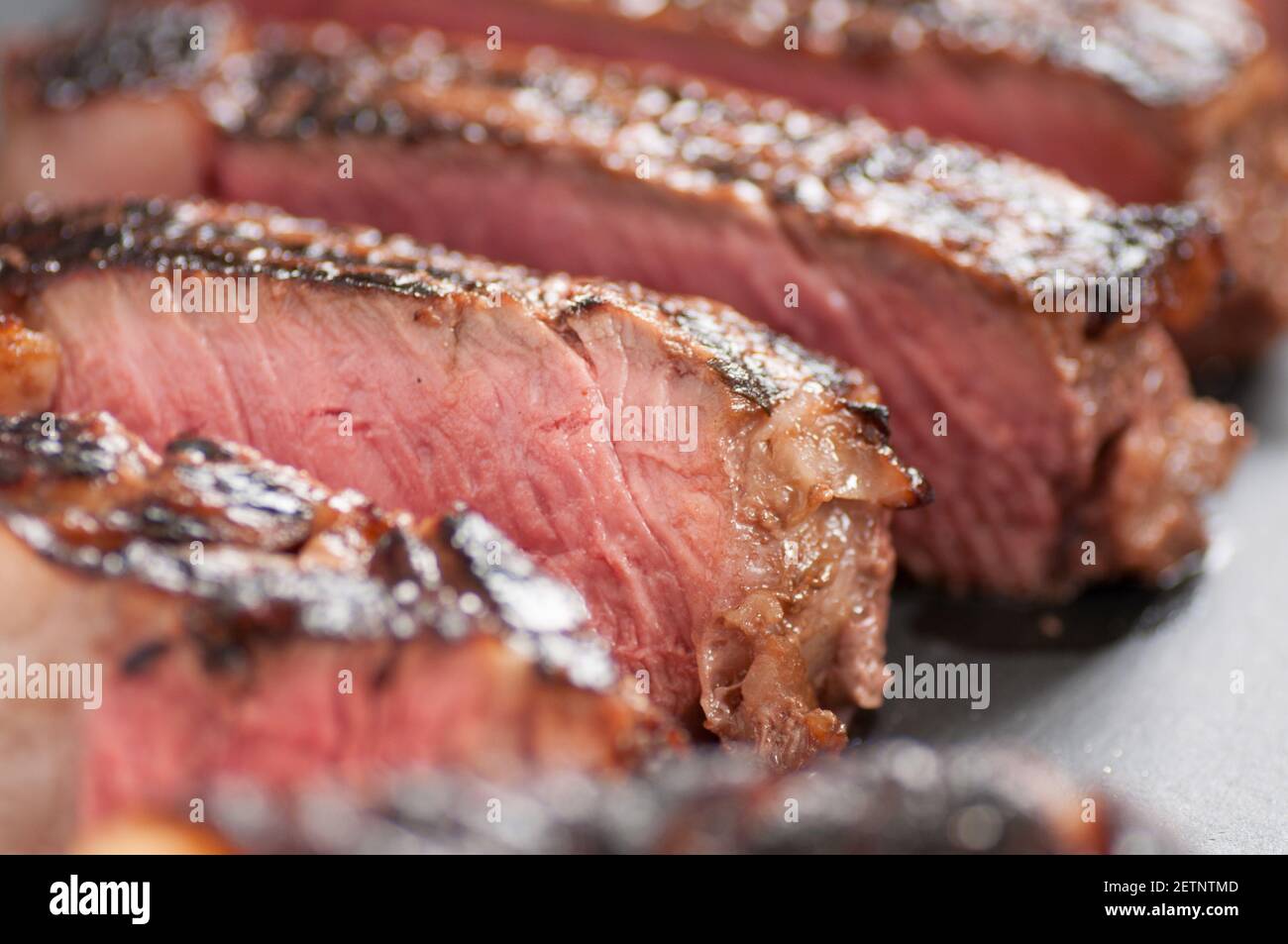 épais steak de ribeye poêlé rare sur un grill en fonte Banque D'Images