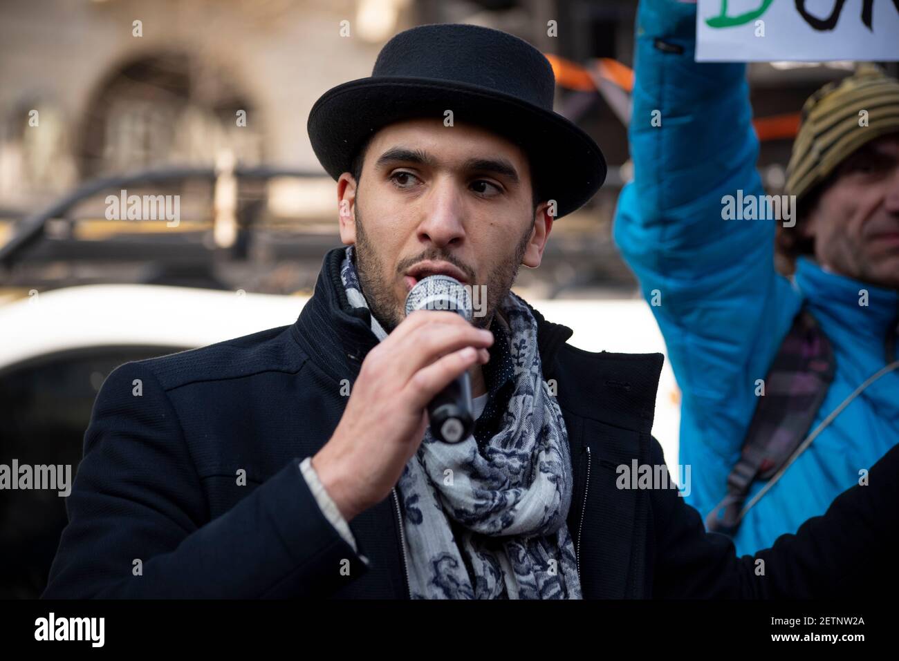 Paris, France 2016. Un activiste politique s'adresse à la foule lors d'une manifestation contre l'état d'urgence Banque D'Images