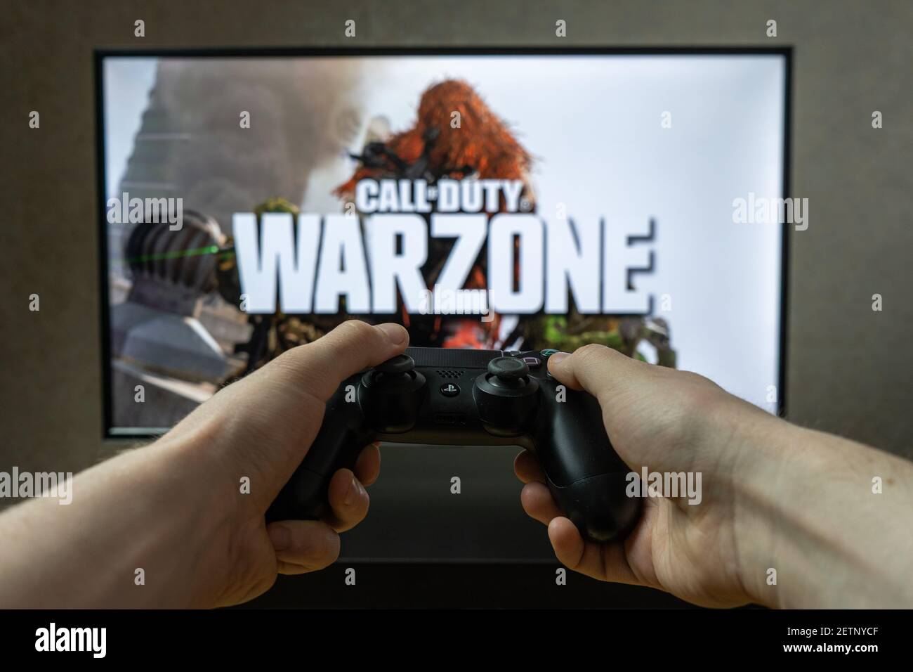 Jeu Video Point De Vue Jouer A Des Jeux Video Sur Playstation Call Of Duty Warzone Photo Stock Alamy