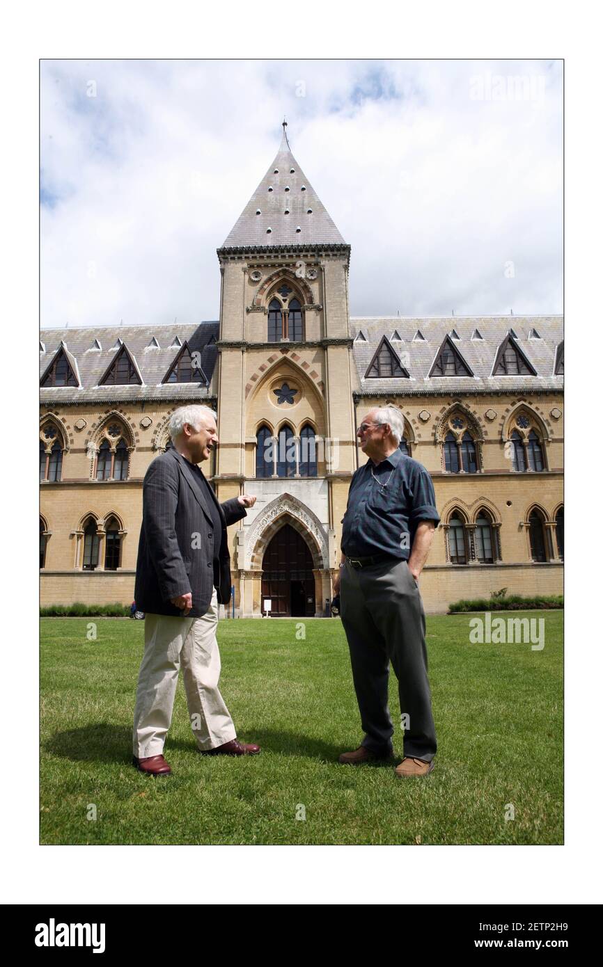 Swifts nichent dans la tour du musée d'histoire naturelle d'Oxford, surveillé pendant les 46 dernières années par Swift Guardian Roy Overall (à droite) visité par Edward Mayer (Black Jacket)London Swifts Campaign, photographie par David Sandison The Independent Banque D'Images