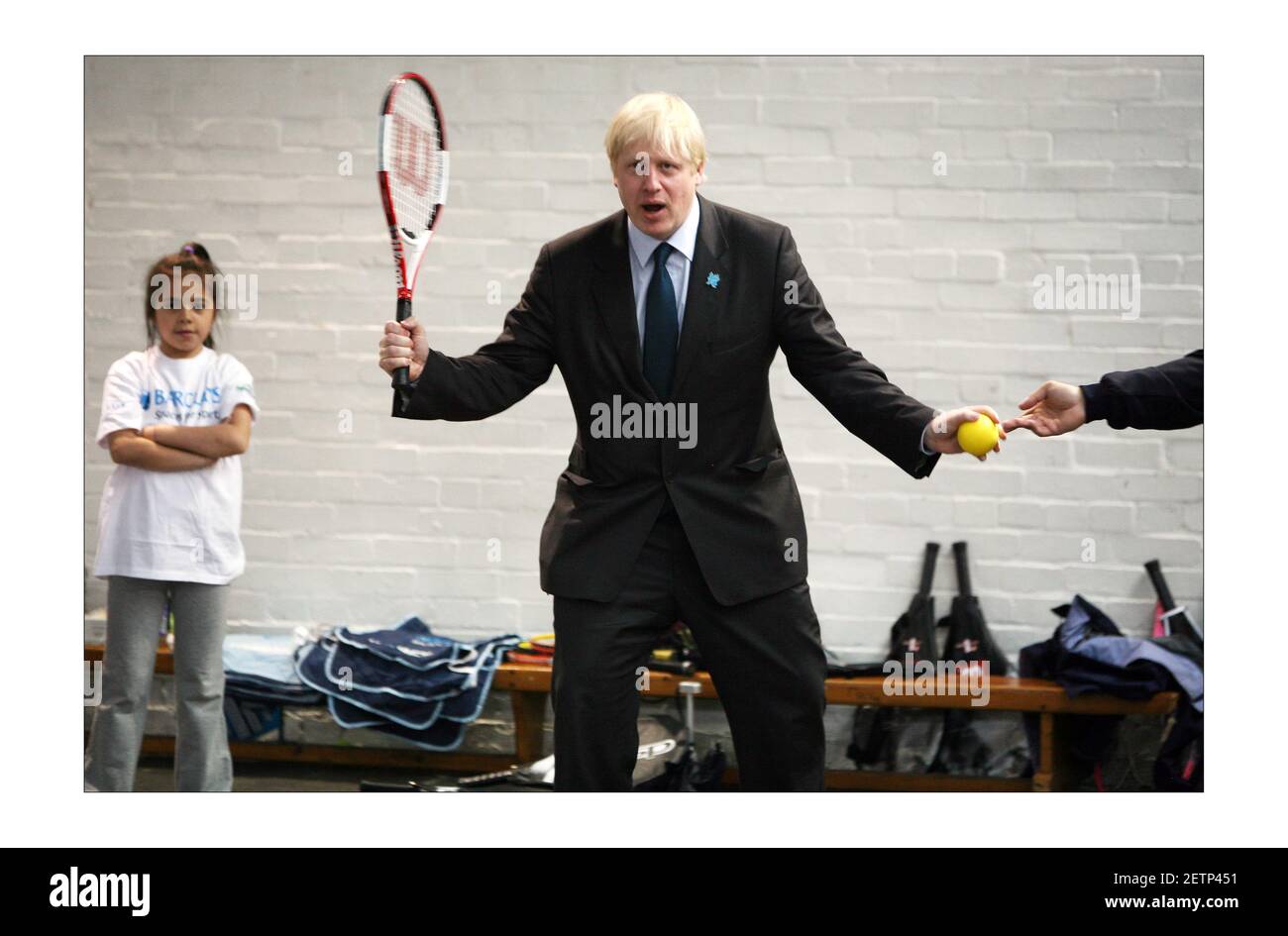 Le maire de Londres Boris Johnson arrive avec le député de Vauxhall Kate Hoey lors d'une visite pour ouvrir de nouveaux courts de tennis communautaires locaux à l'ancien site de l'ancienne école Lillian Baylis dans le centre de Londres. Boris Johnson a annoncé que le député de Kate Hoey était son nouveau commissaire aux sports. Photographie de David Sandison The Independent Banque D'Images