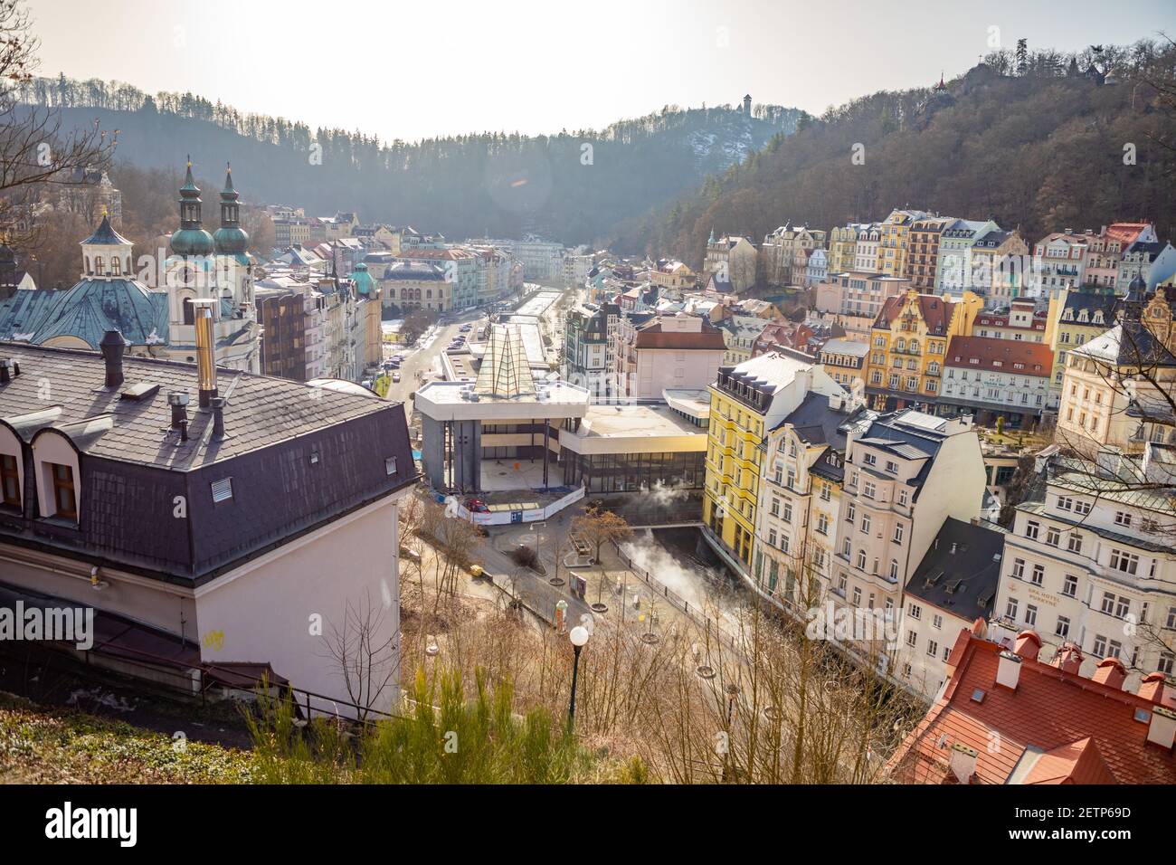 Karlovy Vary, République Tchèque - 23 février 2021 : vue aérienne de Karlovy Vary ou Carlsbad, vue panoramique sur la ville thermale célèbre sans touristes en pandémie Banque D'Images