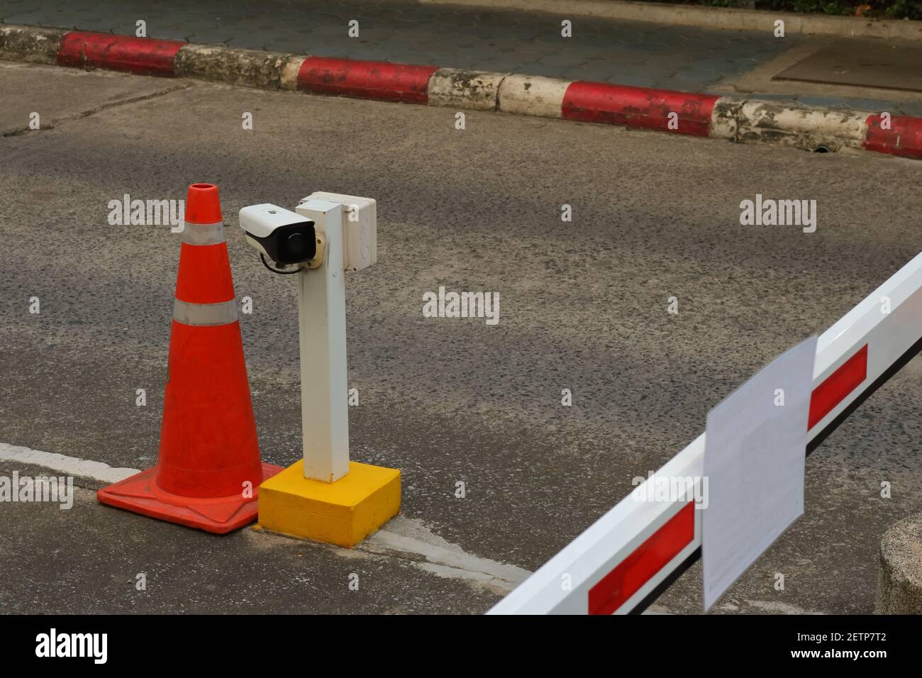 Gros plan de la caméra de sécurité installée sur le montant vertical fixé à rue au point de contrôle de sécurité pour le véhicule Banque D'Images