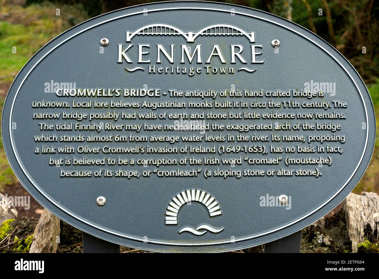 Kenmare Heritage Town et Cromwell's Bridge information plaque signe à Kenmare, comté de Kerry, Irlande Banque D'Images