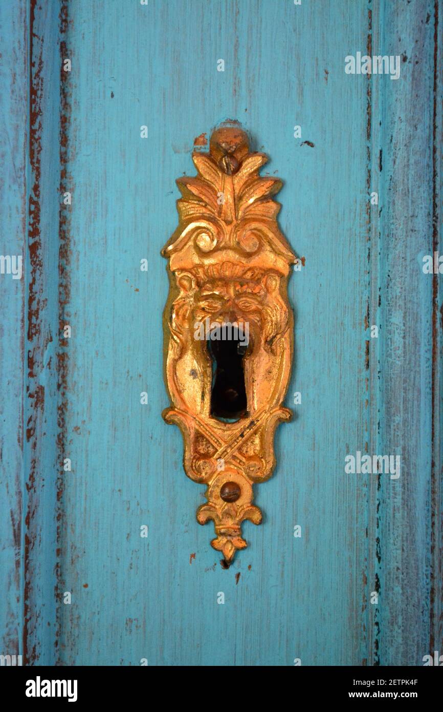 Un cliché vertical d'un trou de serrure doré vintage sur un porte en bois  bleu Photo Stock - Alamy