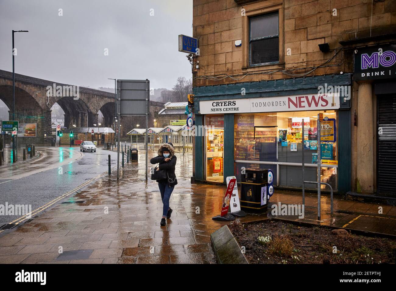 Todmorden viaduc avec l'agent de presse Cryers Banque D'Images