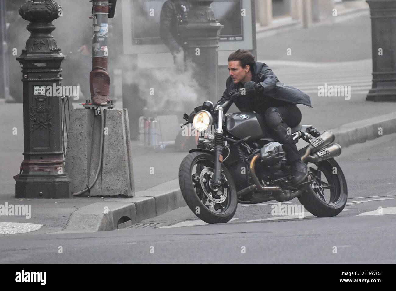 30 avril 2017 - Tom Cruise filmant une nouvelle scène de 'la mission  impossible 6' avec une moto dans le quartier de l'Opéra, Paris. (Photo de  Lionel Urman) *** Veuillez utiliser le