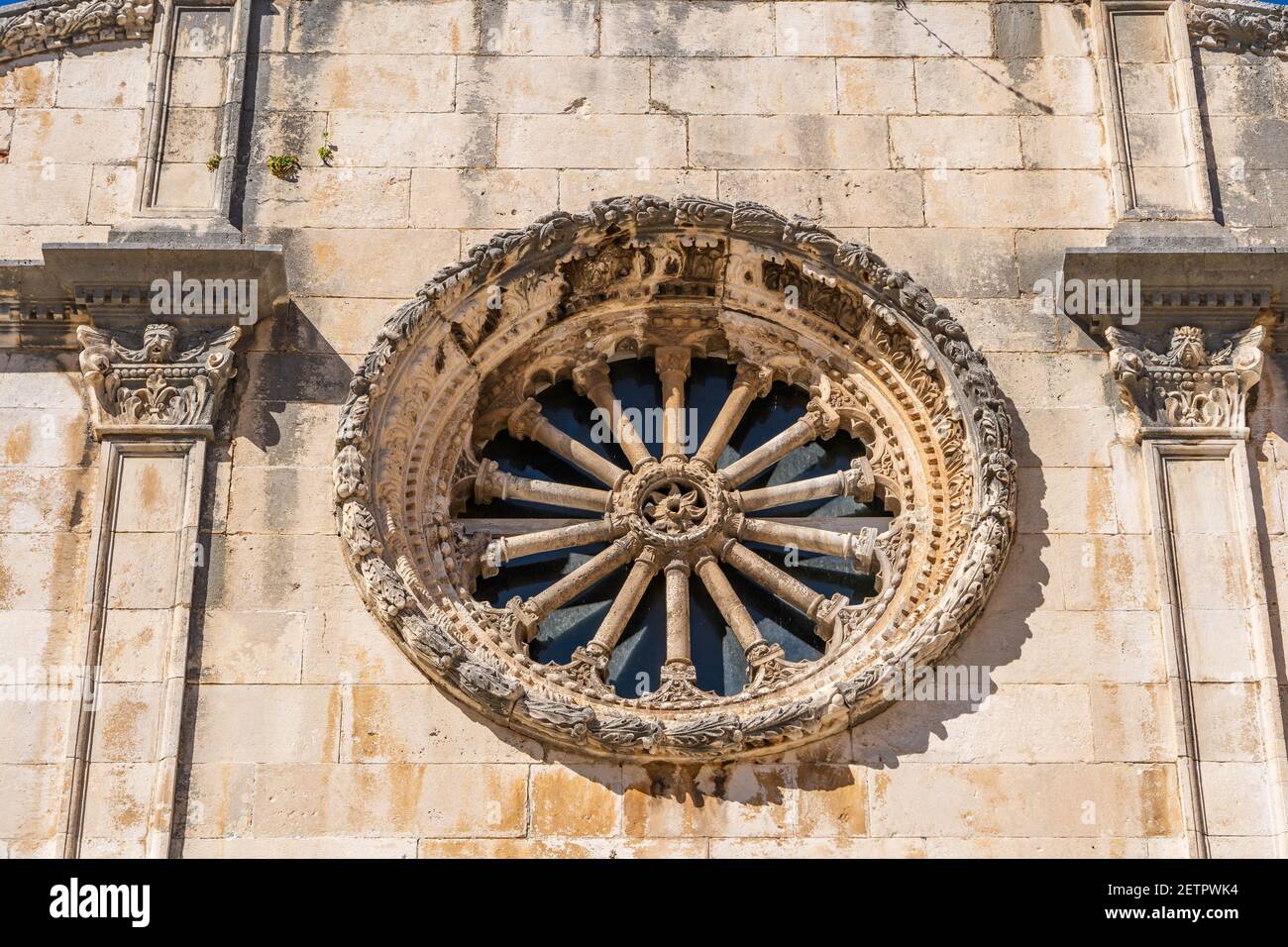 Dubrovnik, Croatie - 20 août 2020 : fenêtre sur l'église Saint-Sauveur dans la vieille ville en été Banque D'Images