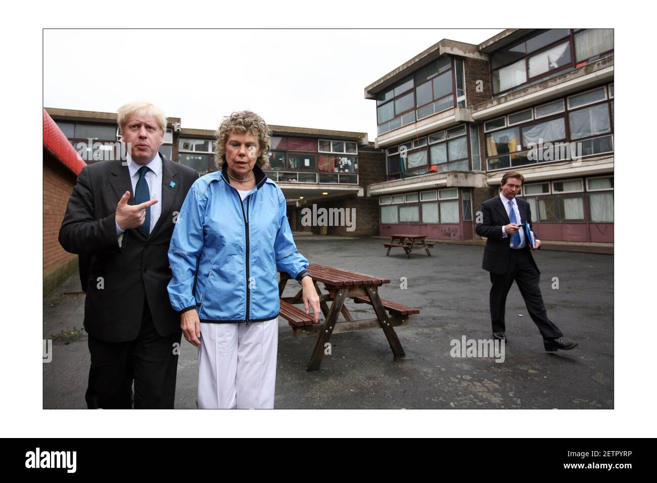 Le maire de Londres Boris Johnson arrive avec le député de Vauxhall Kate Hoey lors d'une visite pour ouvrir de nouveaux courts de tennis communautaires locaux à l'ancien site de l'ancienne école Lillian Baylis dans le centre de Londres. Boris Johnson a annoncé que le député de Kate Hoey était son nouveau commissaire aux sports. Photographie de David Sandison The Independent Banque D'Images