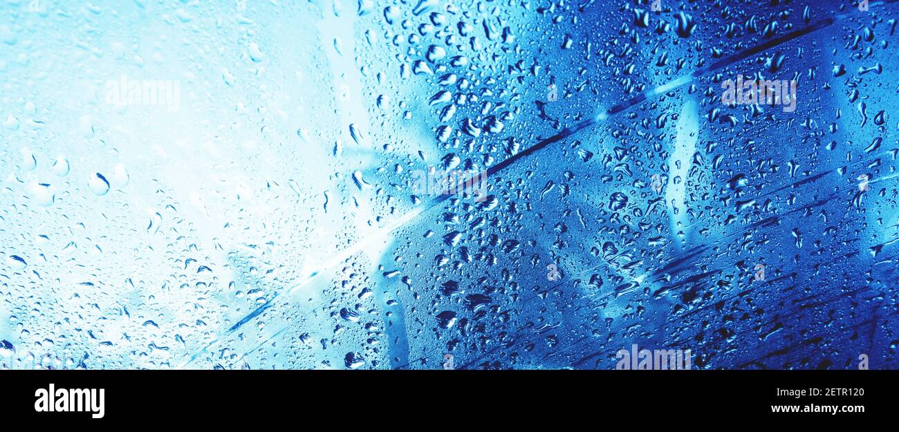 Gouttes d'eau sur la fenêtre en verre Banque D'Images