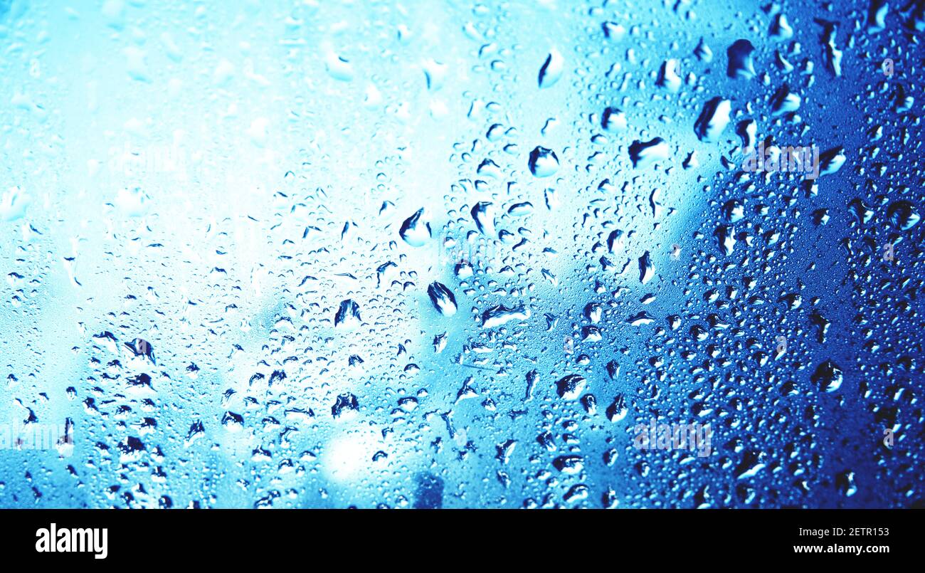 Gouttes d'eau sur la fenêtre en verre Banque D'Images