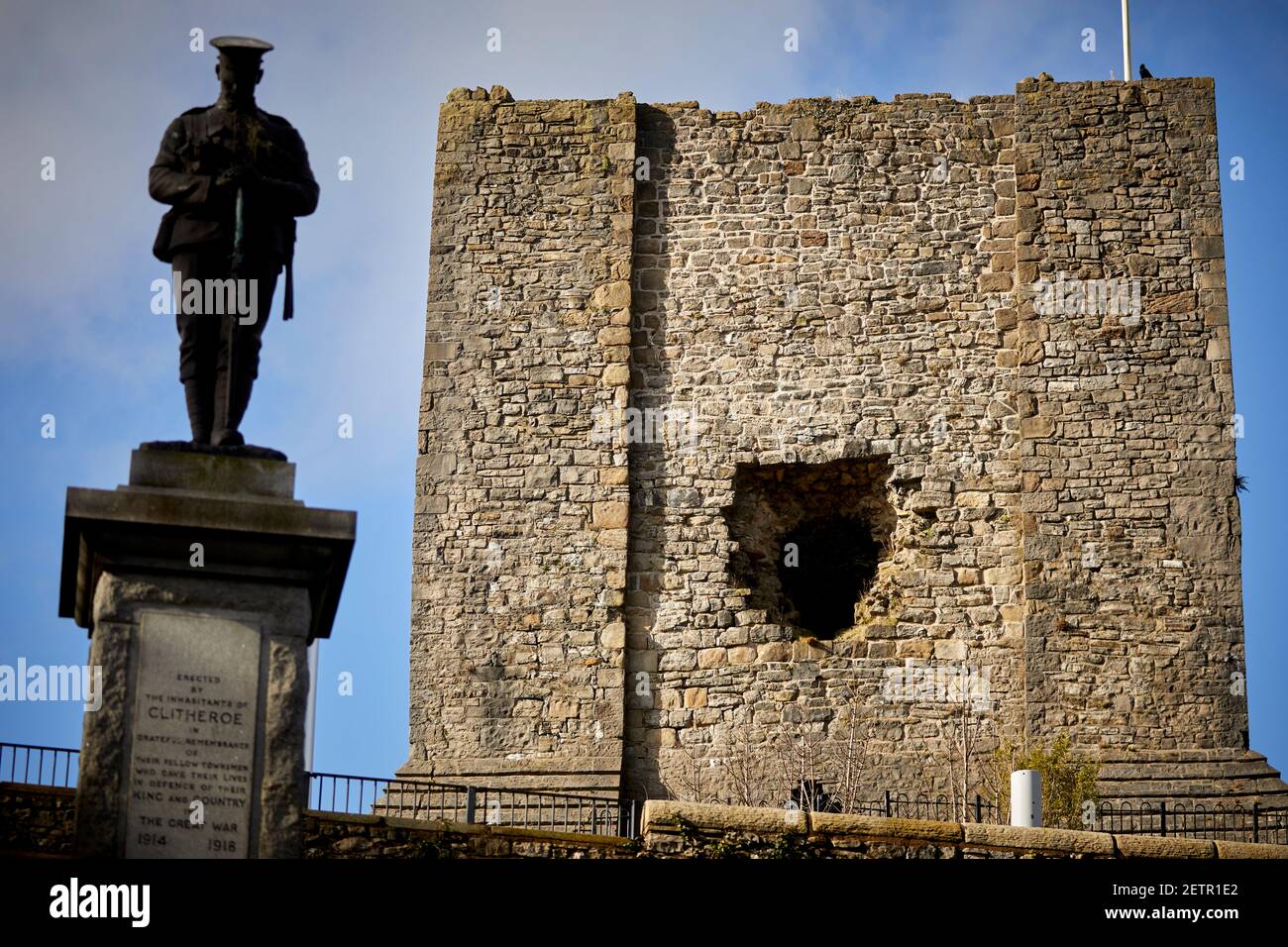 Monument commémoratif de guerre du CHÂTEAU de Clitheroe, vallée de Ribble dans le Lancashire Banque D'Images