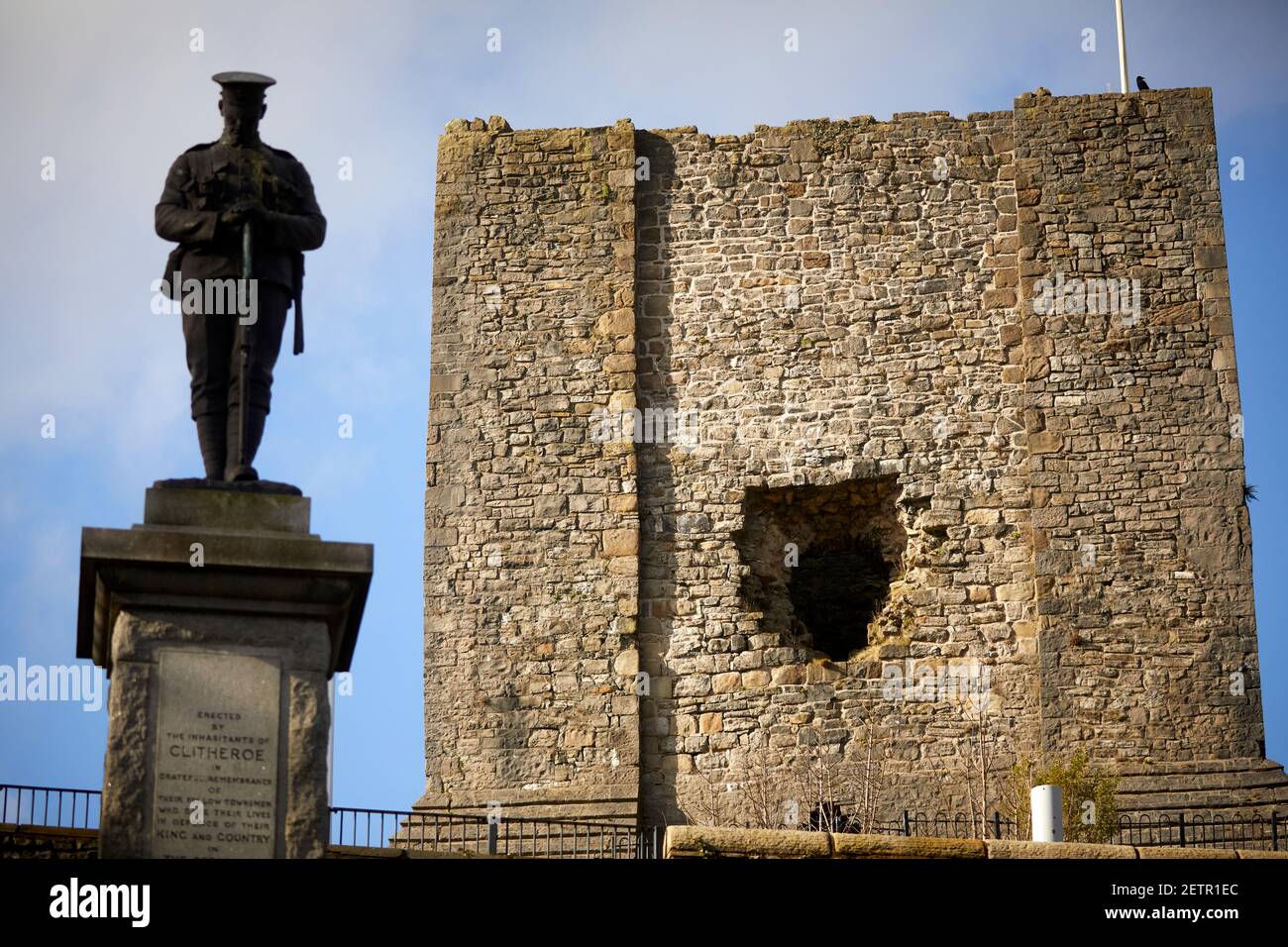 Monument commémoratif de guerre du CHÂTEAU de Clitheroe, vallée de Ribble dans le Lancashire Banque D'Images