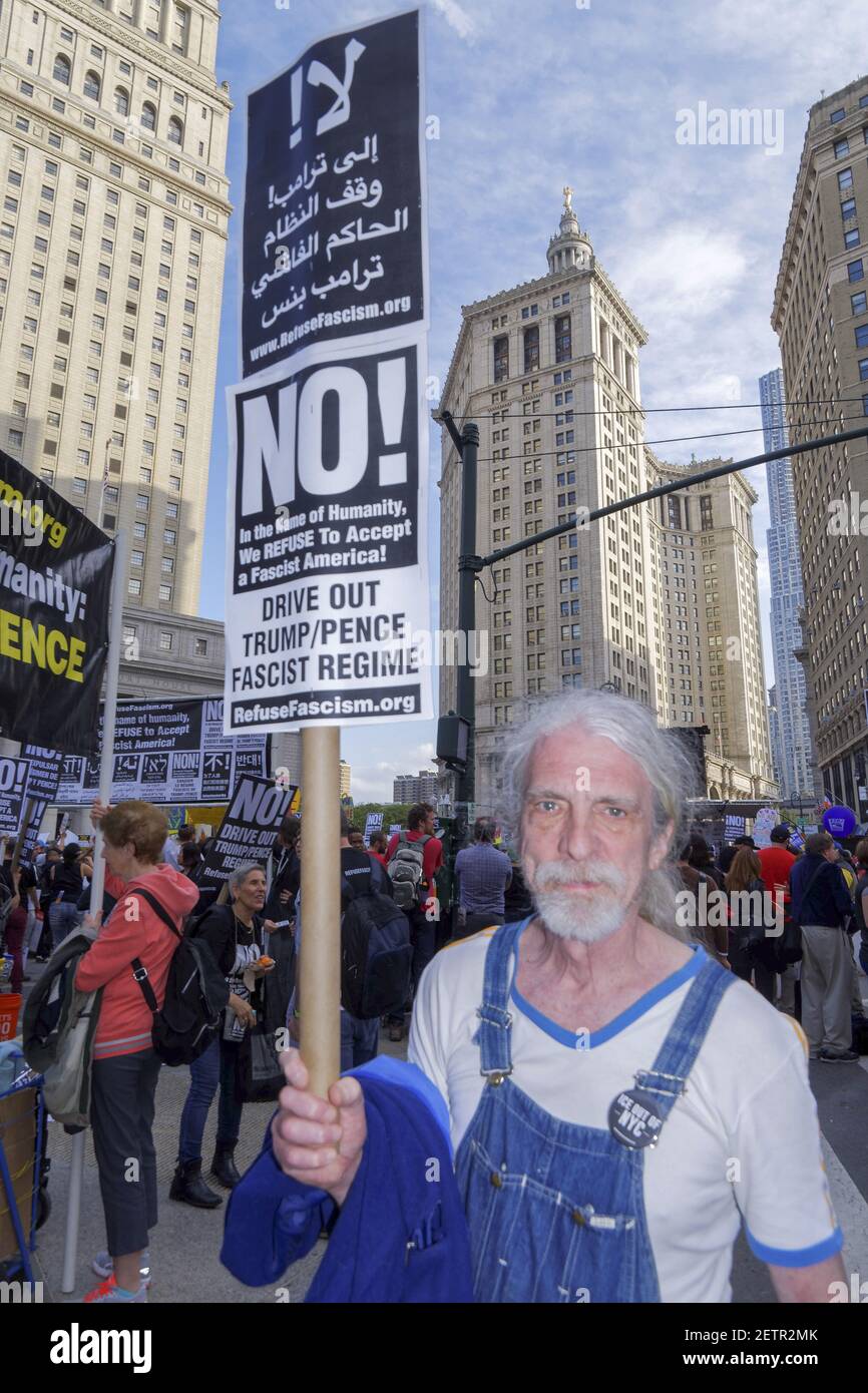 Les manifestants du jour de mai tiennent des panneaux à Foley Square
