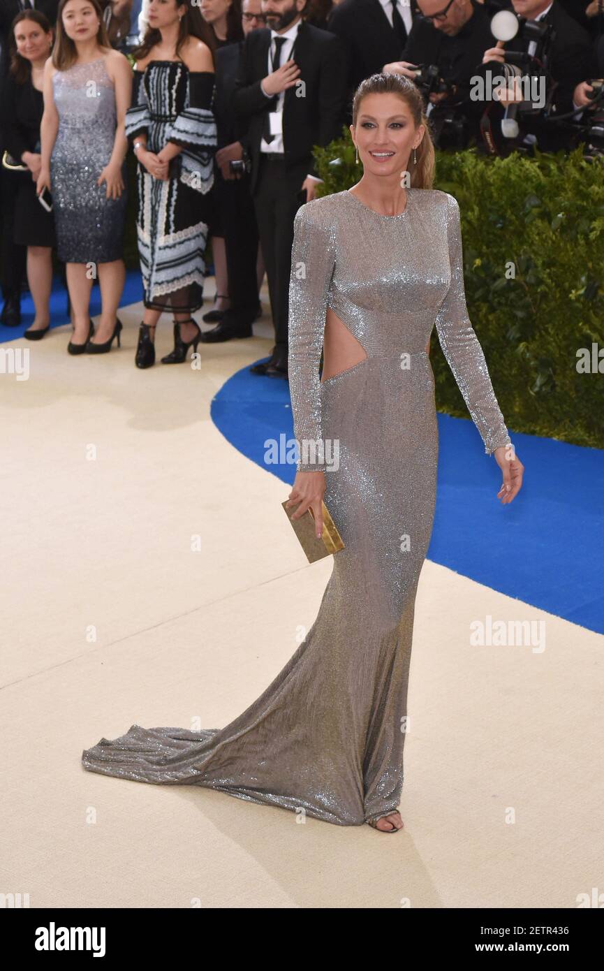 Gisele Bundchen assiste au Metropolitan Museum of Art Costume Institute avantage célébrant l'ouverture de Rei Kawakubo / Comme des Garcons : Art de l'entre-deux tenu au Metropolitan Museum of Art de New York, NY, le 1er mai 2017. (Photo de Steven Ferdman) *** Veuillez utiliser le crédit du champ de crédit *** Banque D'Images