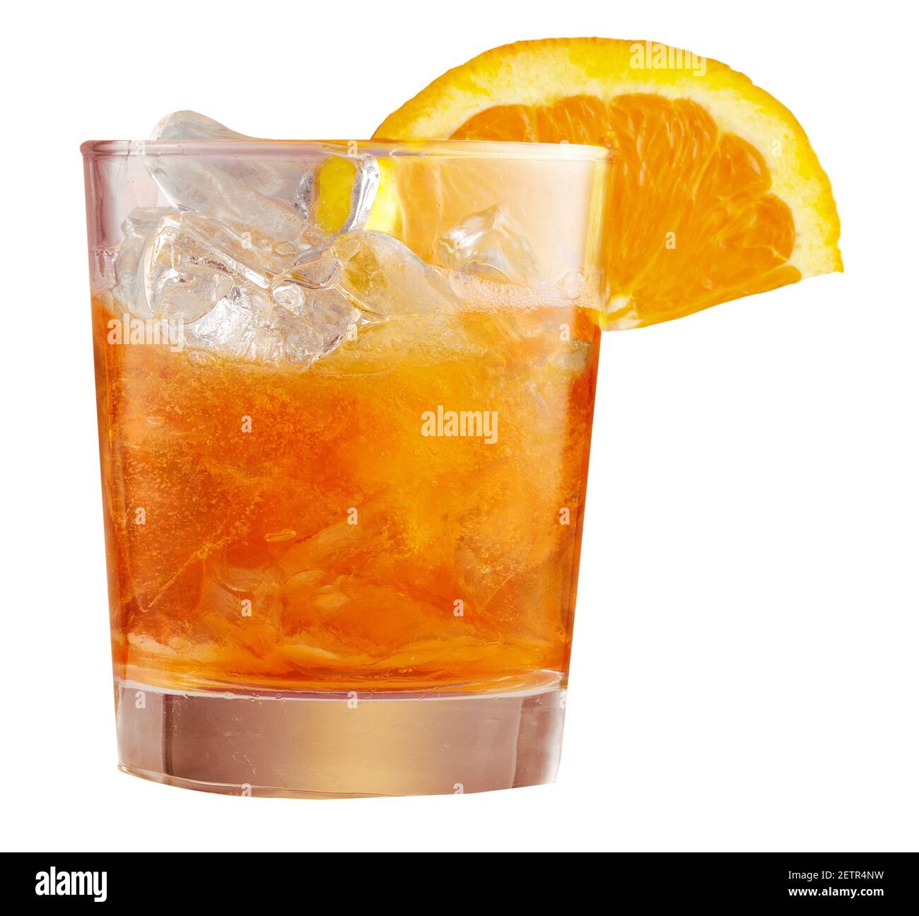 Verre de glace apéritif servi en verre, décoré de tranches d'orange. Apéritif, isolé sur fond blanc Banque D'Images