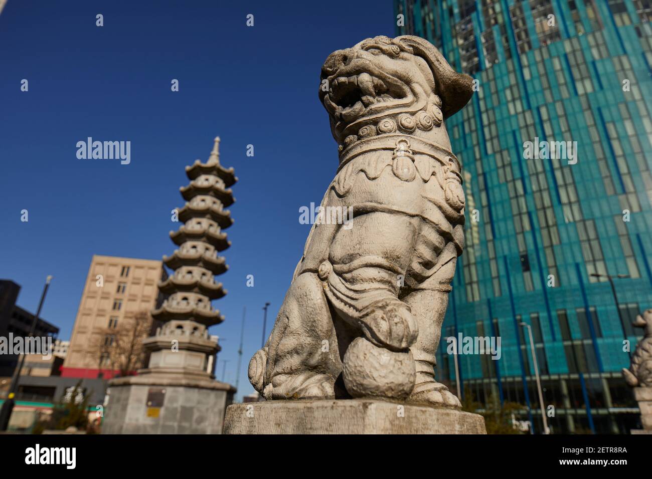 Le centre-ville de Birmingham, le Radisson Blu Hotel est un hôtel haut de gamme contemporain Hôtel à la façade en verre et devant un chinois Pagode Banque D'Images