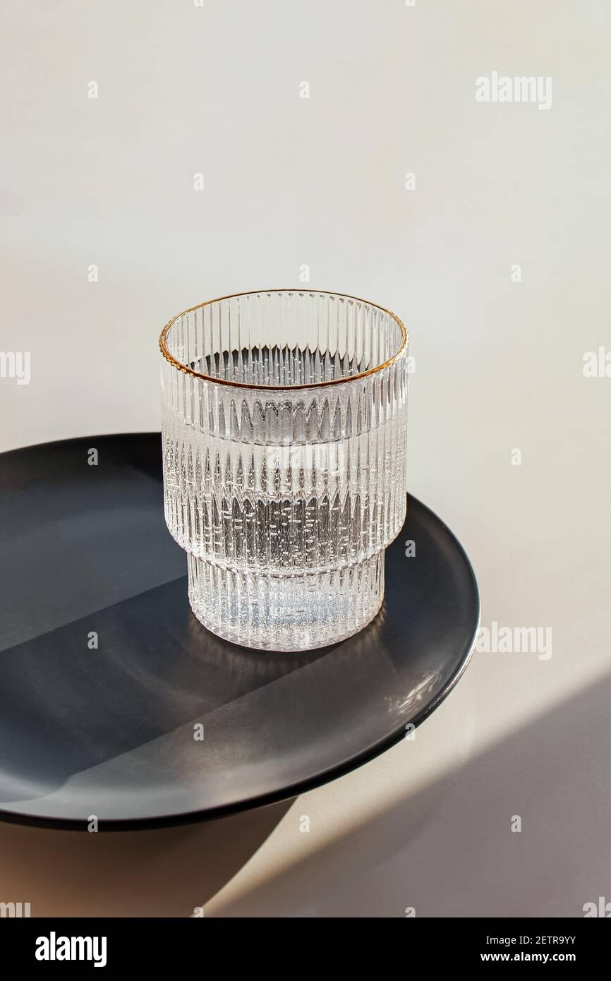 Verre d'eau avec des ombres fortes Banque D'Images