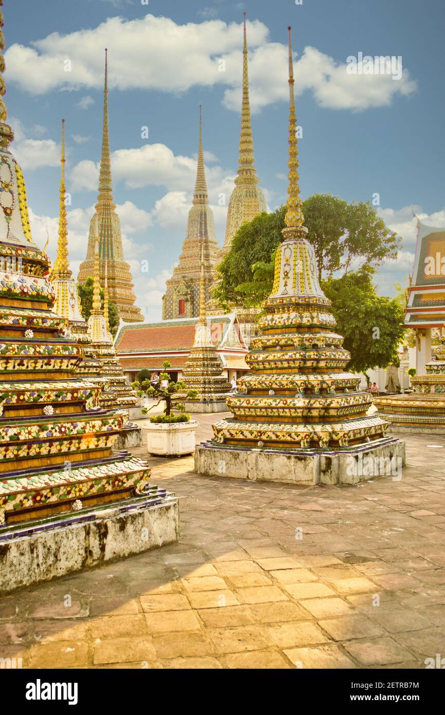 BANGKOK, THAÏLANDE - 05 décembre 2011: Bangkok, Thaïlande, 2011 décembre: Temple Wat Pho à Bangkok, Thaïlande, montrant Phra Chedi Rai qui contient la cendre Banque D'Images