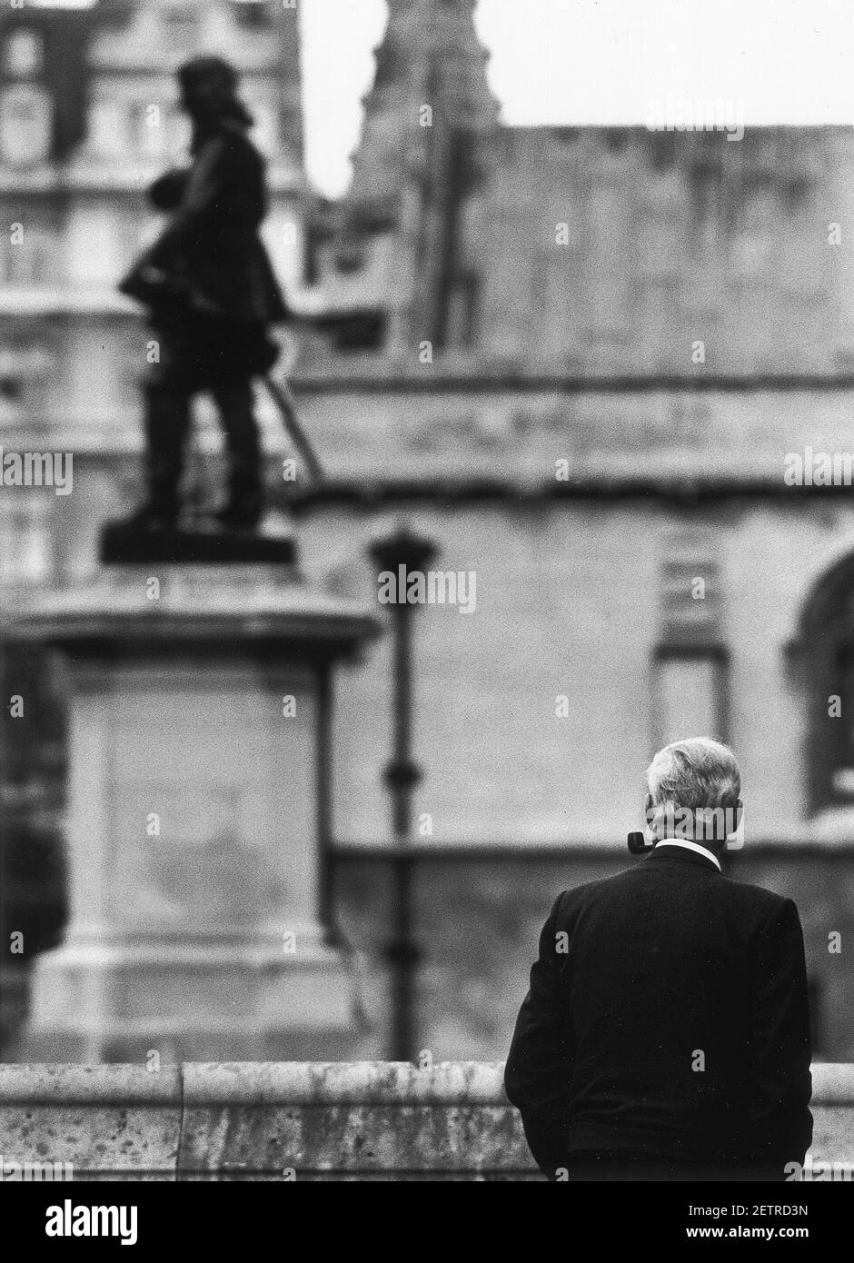 Tony Benn, député, regarde Cromwell au moment de son entrée au Parlement Banque D'Images