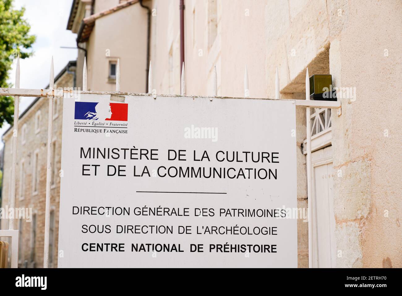 Bordeaux , Aquitaine France - 12 28 2020 : entrée du ministère de la Culture et de la communication et bureau du Centre national de préhistoire façade logo français an Banque D'Images