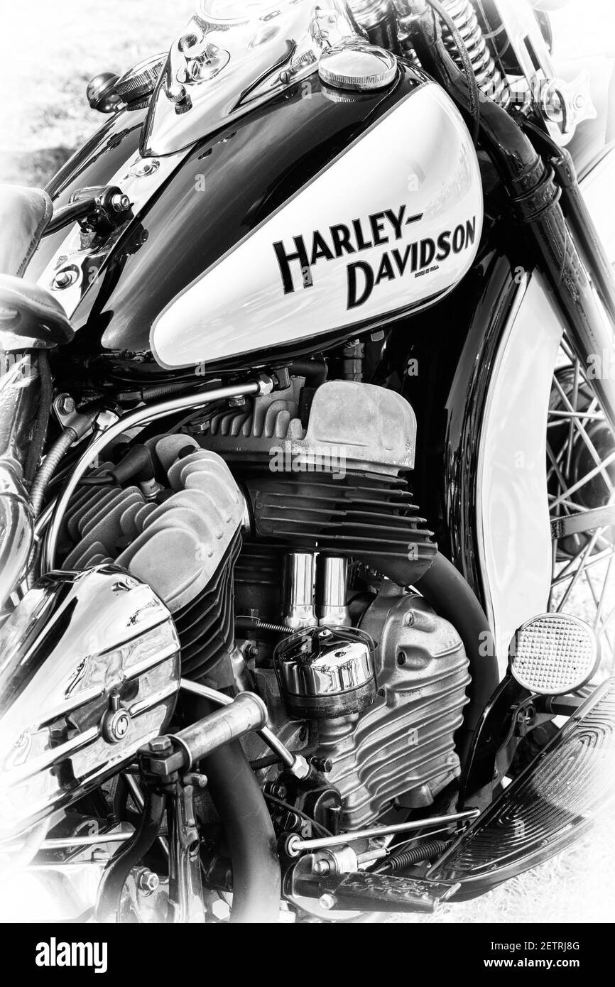 1947 Harley Davidson Flathead moto à un festival rétro vintage. ROYAUME-UNI. Noir et blanc Banque D'Images