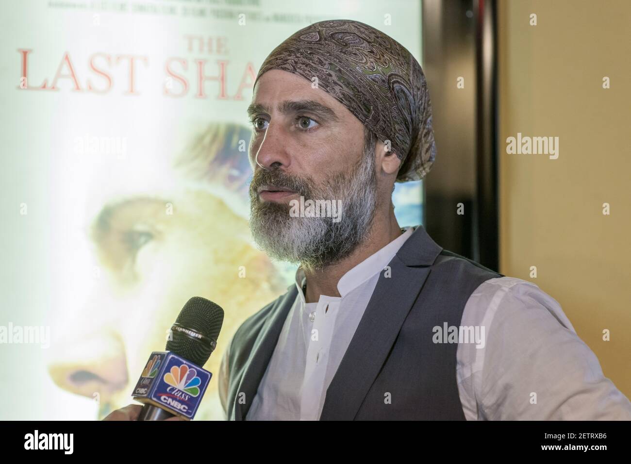 Raz Degan est vu dans le hall du Landmark Sunshine Theatre avant la ...