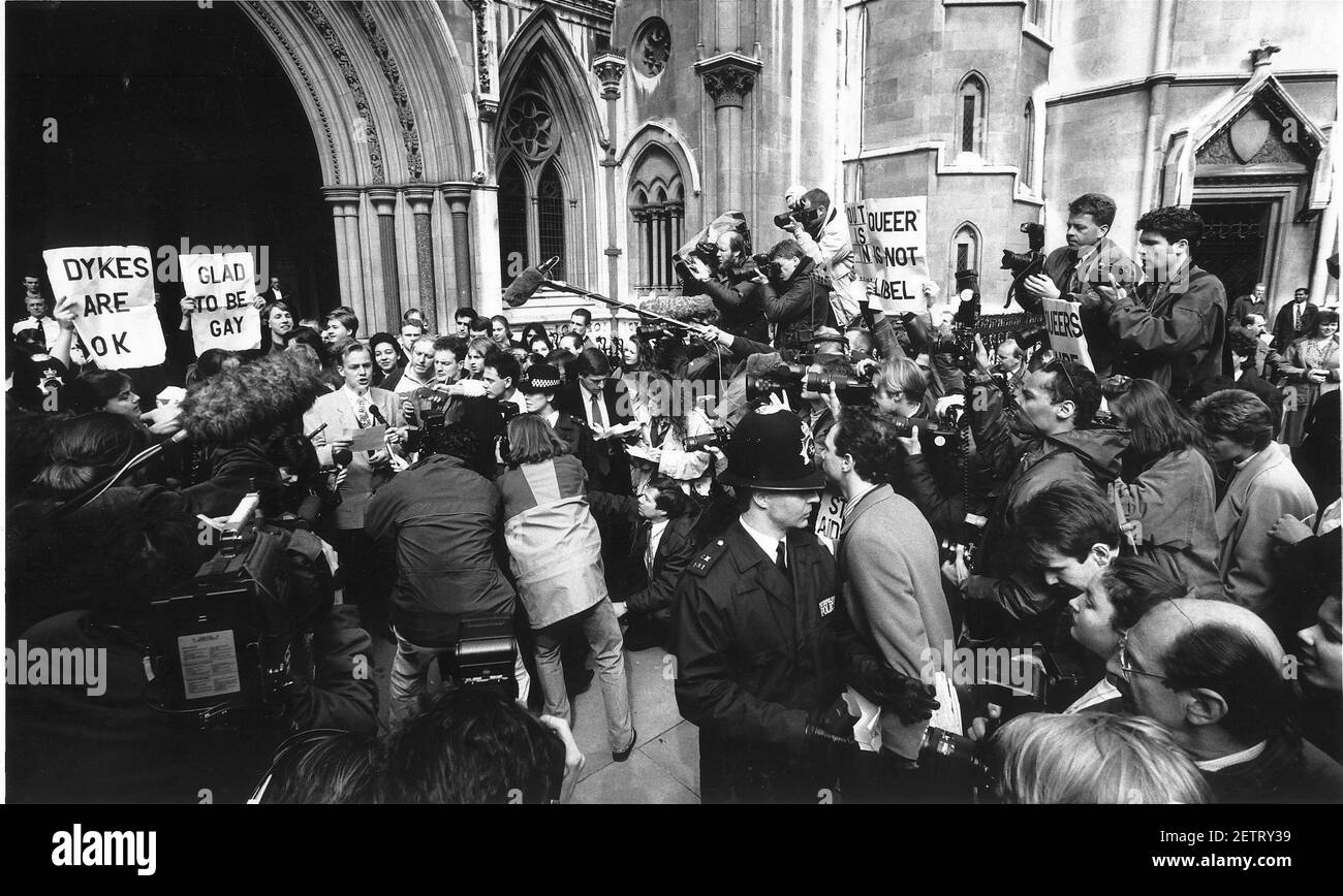 Jason Donovan quitte la High court dans le Strand après ¿200,000 dans son affaire de diffamation contre le visage magazine Banque D'Images