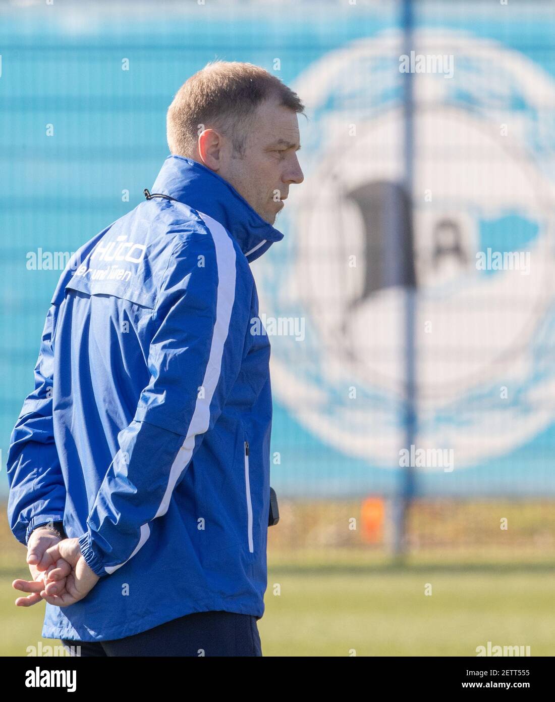 02 mars 2021, Rhénanie-du-Nord-Westphalie, Bielefeld: Le nouvel entraîneur du club de football de Bundesliga Arminia Bielefeld, Frank Kramer, se tient sur le terrain lors de sa première session d'entraînement avec l'équipe. Photo: Friso Gentsch/dpa Banque D'Images
