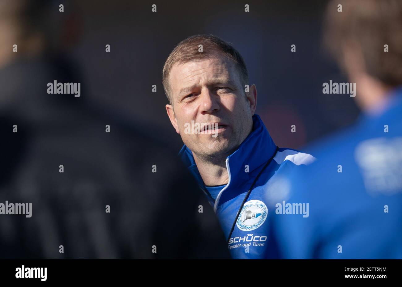02 mars 2021, Rhénanie-du-Nord-Westphalie, Bielefeld: Le nouvel entraîneur du club de football de Bundesliga Arminia Bielefeld, Frank Kramer, se tient sur le terrain lors de sa première session d'entraînement avec l'équipe. Photo: Friso Gentsch/dpa Banque D'Images