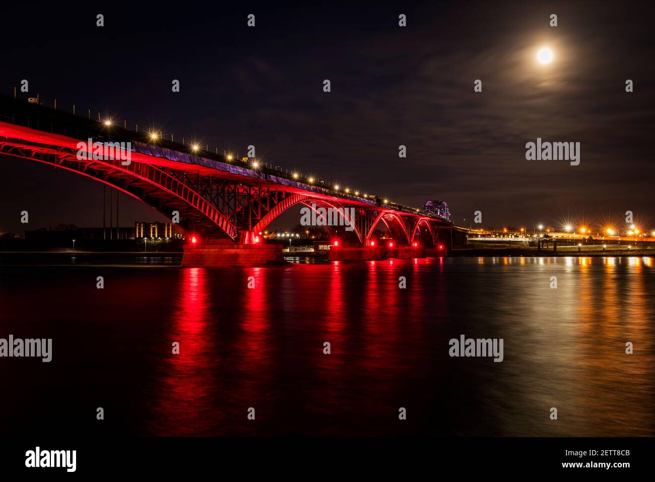 Pont de la paix près de Buffalo, dans l'État de New York, lors d'une pleine nuit de lune, illuminé en rouge Banque D'Images