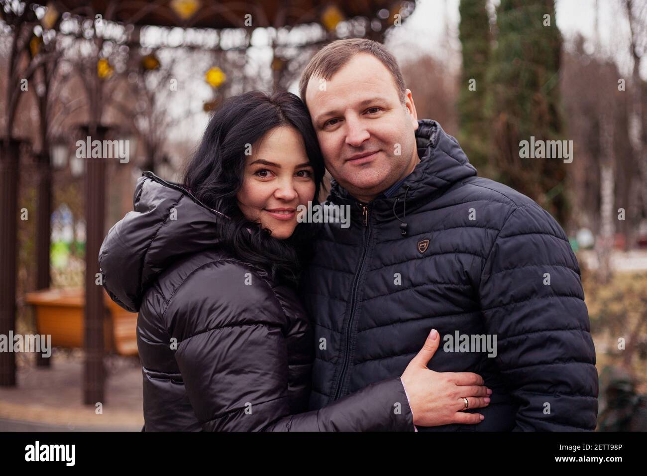 couple en amour mari et femme à l'extérieur en automne Banque D'Images