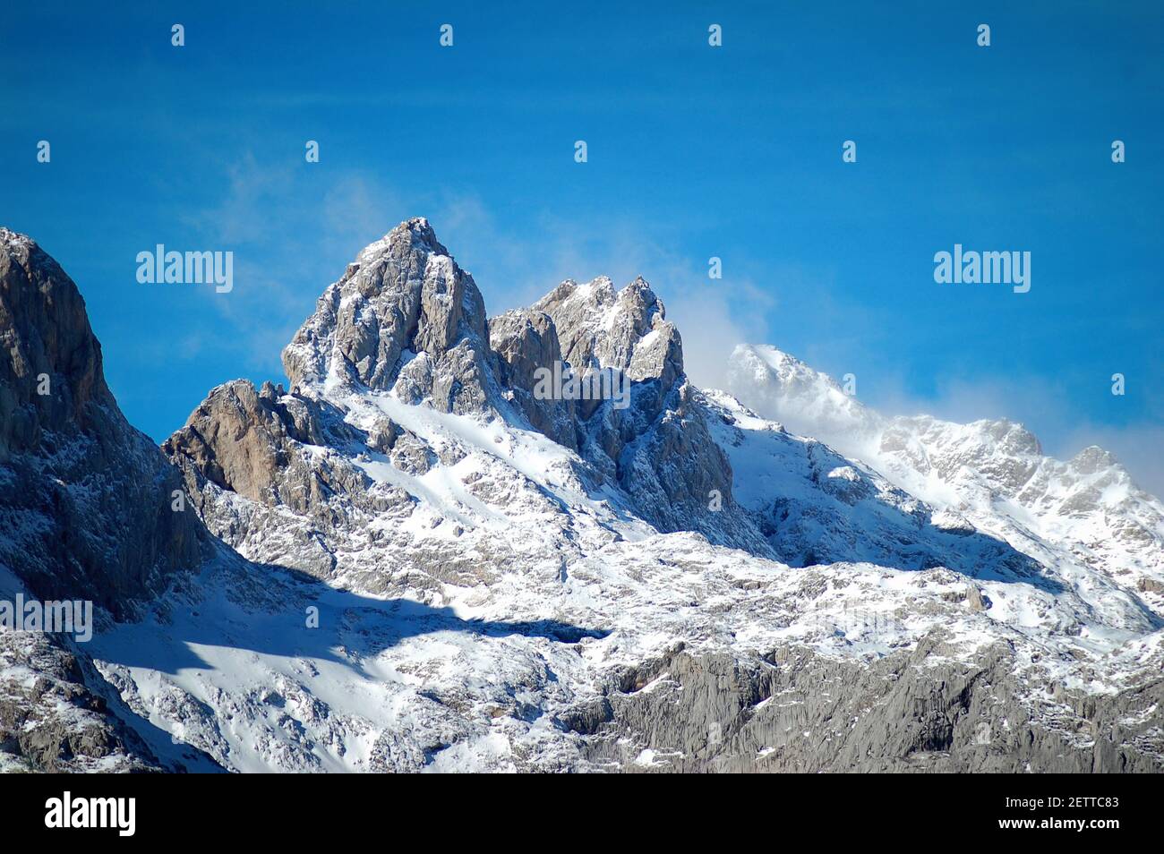 Sommets. Vue sur les sommets enneigés des Picos de Europa depuis la Fuente de ViewPoint, en Cantabrie, Espagne Banque D'Images