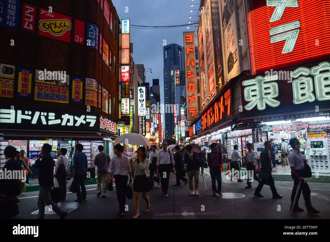 Rues du quartier Shinjuku plein de piétons, près de la station de métro. Tokyo, Japon Banque D'Images