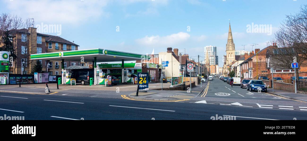 La station-service BP sur London Road à Reading, Royaume-Uni avec un petit magasin de proximité londonien incorporé. Banque D'Images