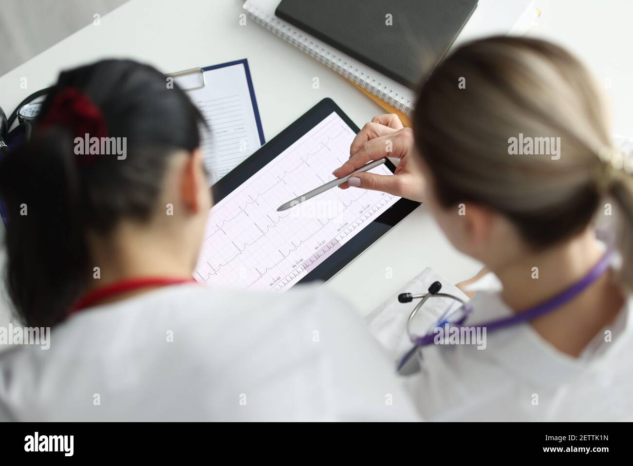 Médecins étudiant l'électrocardiogramme sur comprimé numérique gros plan Banque D'Images