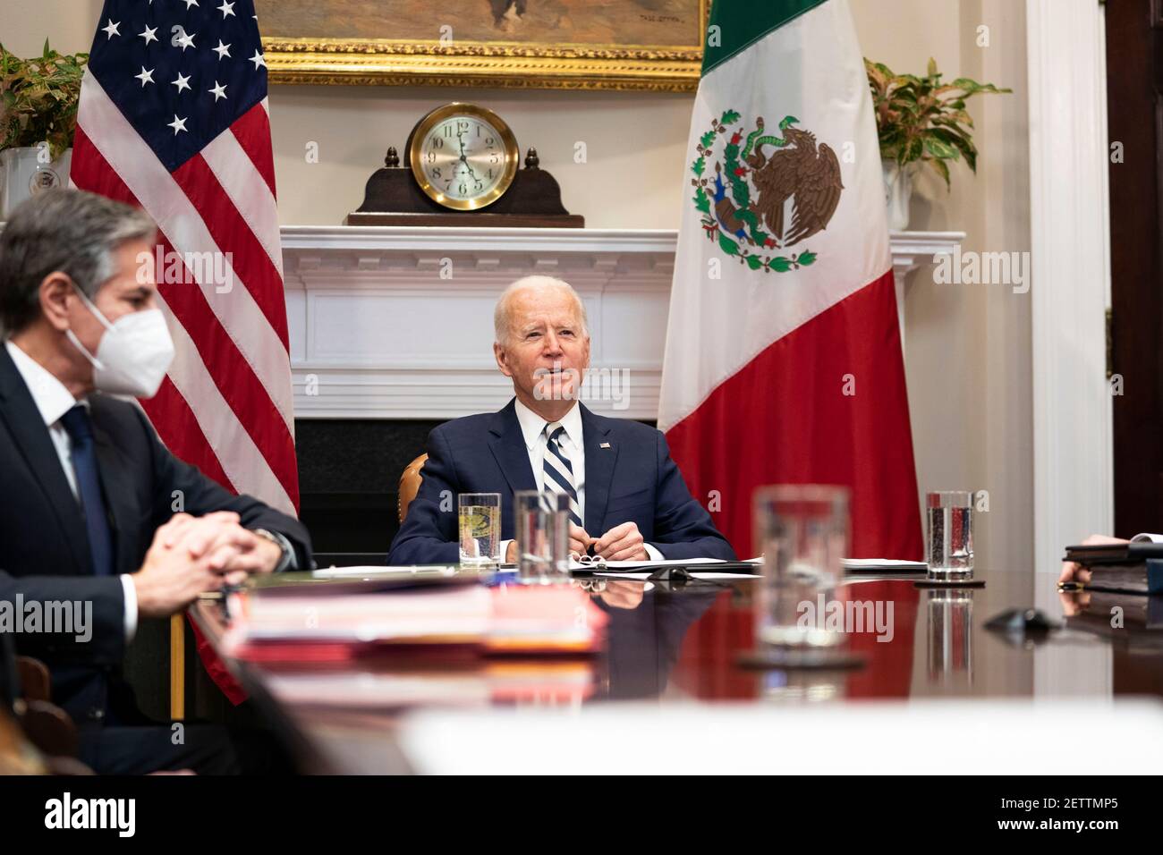 Les États-Unis participent à une réunion bilatérale virtuelle avec le Président Andrés Manuel López Obrador du Mexique dans la salle Roosevelt de la Maison Blanche à Washington le 1er mars 2021. A gauche se trouve la secrétaire d'Etat américaine Antony Blinken.Credit: Anna Moneymaker/Pool via CNP /MediaPunch Banque D'Images