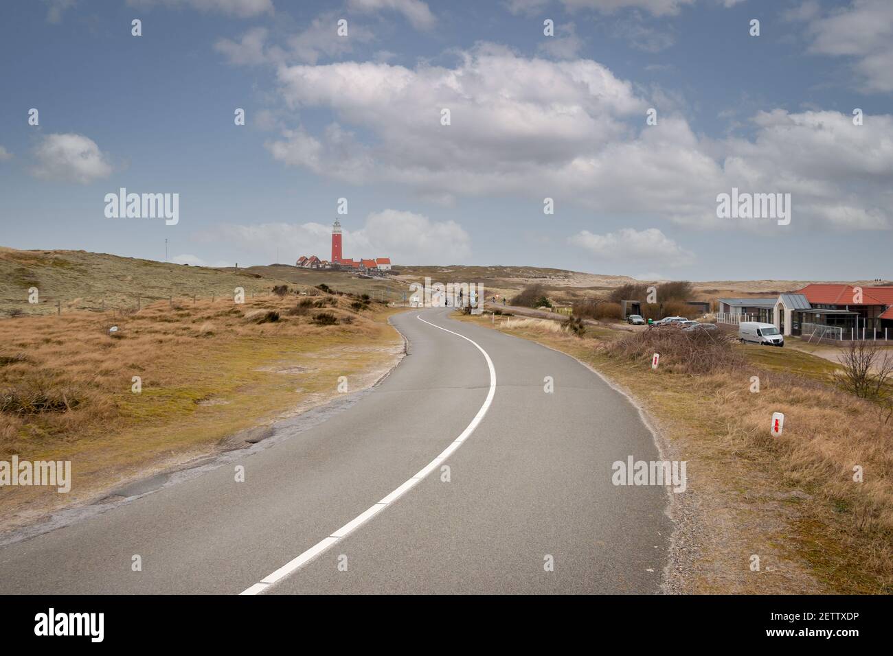 Route de campagne et phare appelé 'Eierland' sur l'île de wadden à Texel, aux pays-Bas Banque D'Images