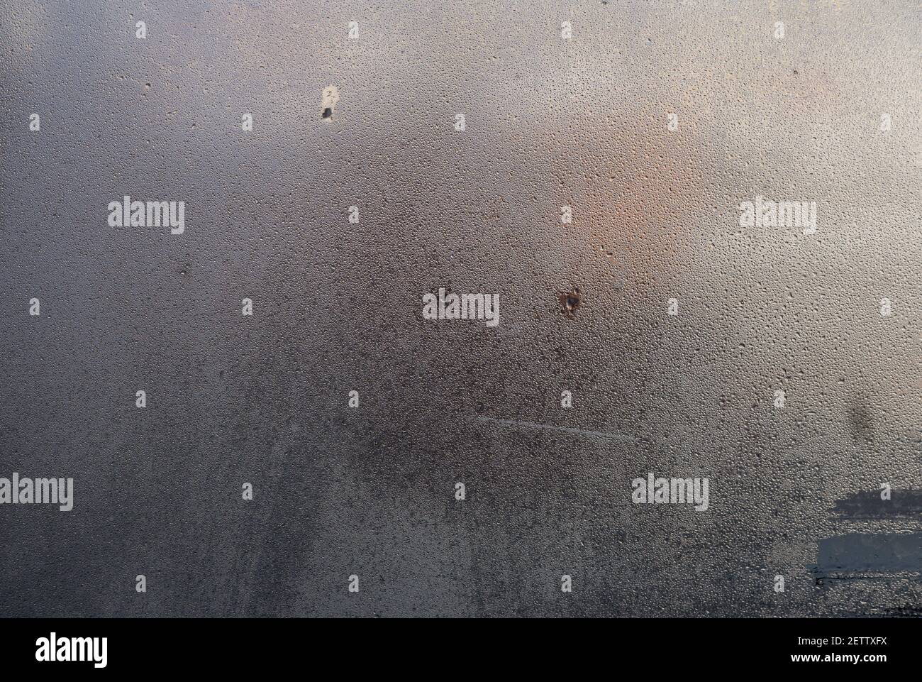 Problèmes de condensation d'humidité. Vapeur d'eau chaude condensée sur la vitre froide Banque D'Images
