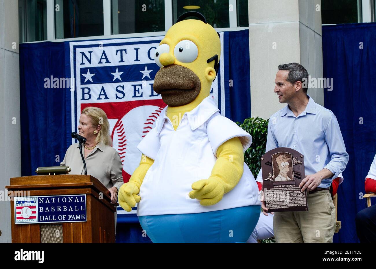 COOPERSTOWN, NY 27 MAI Homer Simpson accepte son initiation au