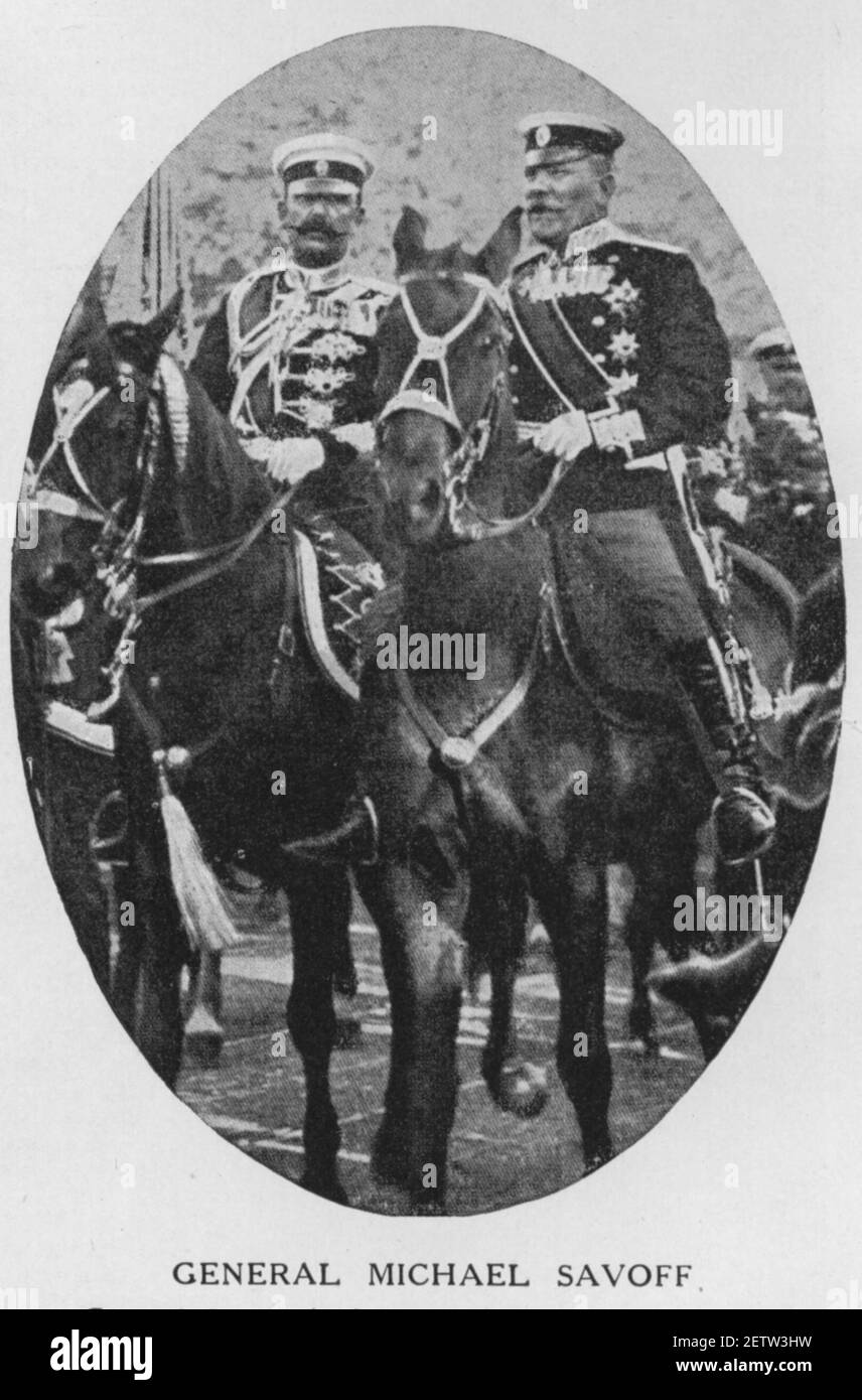 Photo vintage vers 1913 du général Mihail Savov (à droite) Commandant en chef des forces armées de Bulgarie pendant le Guerres des Balkans de 1912 à 1913 Banque D'Images