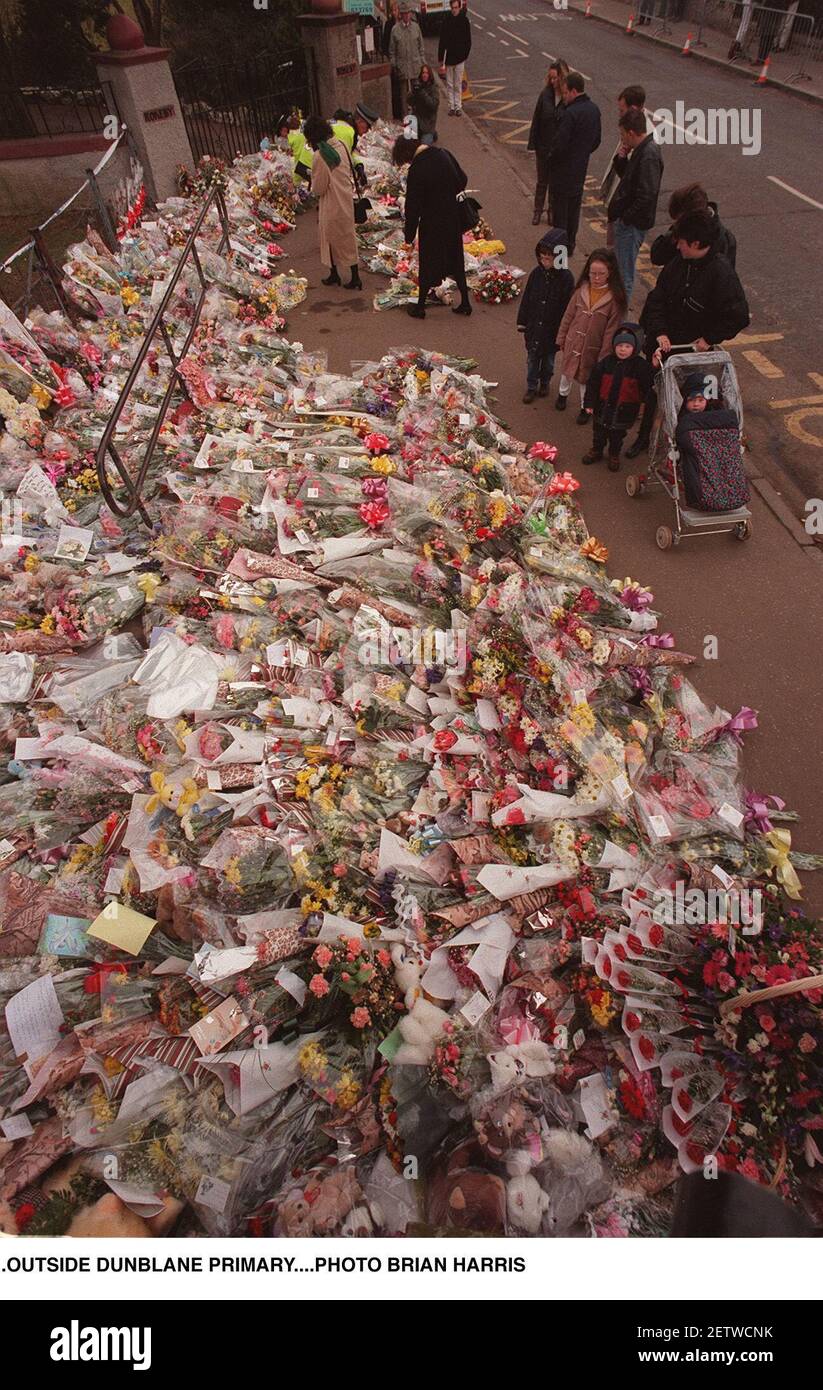 Hommages floraux à l'extérieur de l'école primaire de Dunblane en Écosse où le fou Thomas Hamilton a tué 16 écoliers et leur enseignant Gwenne Mayor et 14 autres blessés Banque D'Images