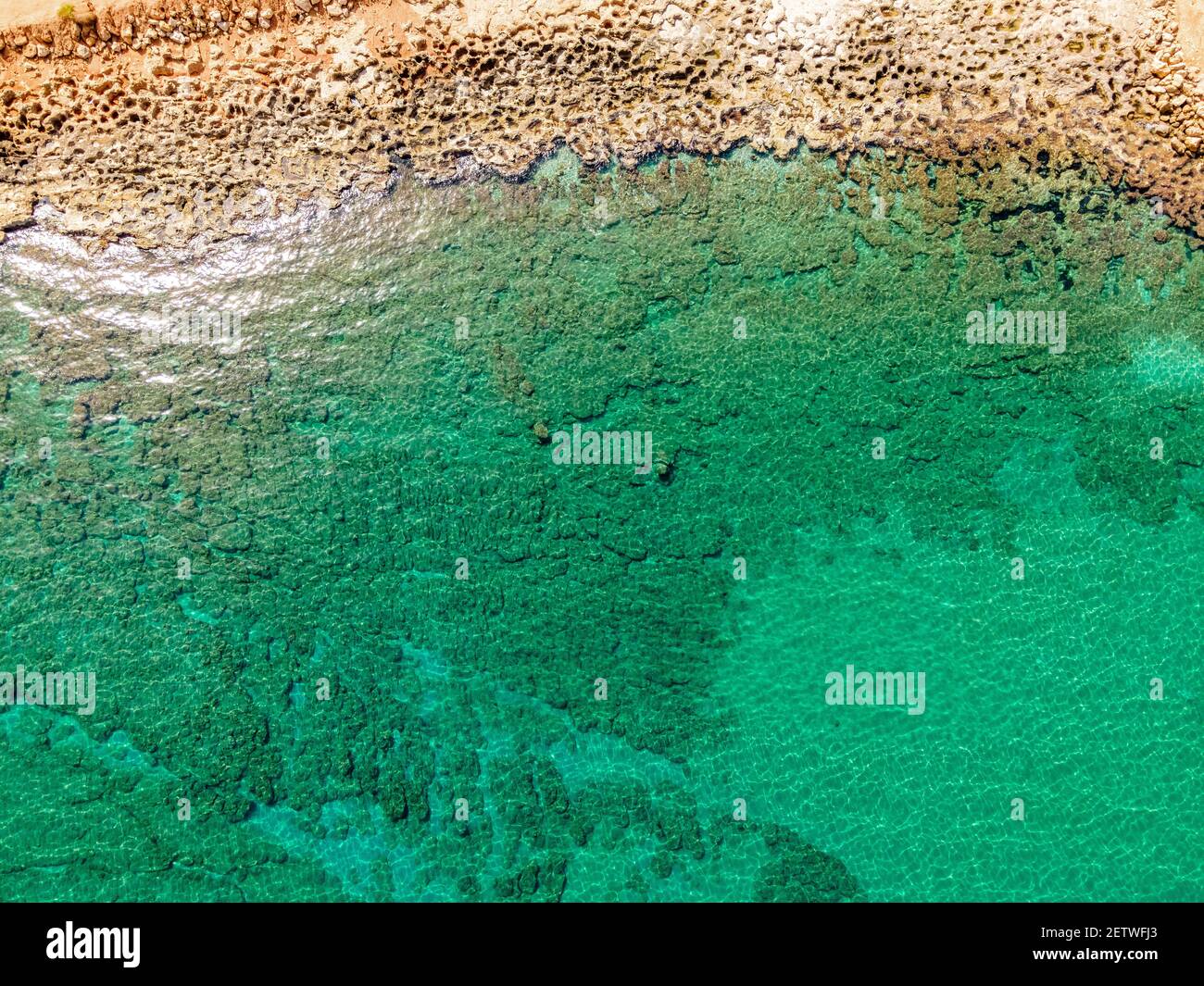 Vue aérienne de dessus par drone de la plage rocheuse. Banque D'Images