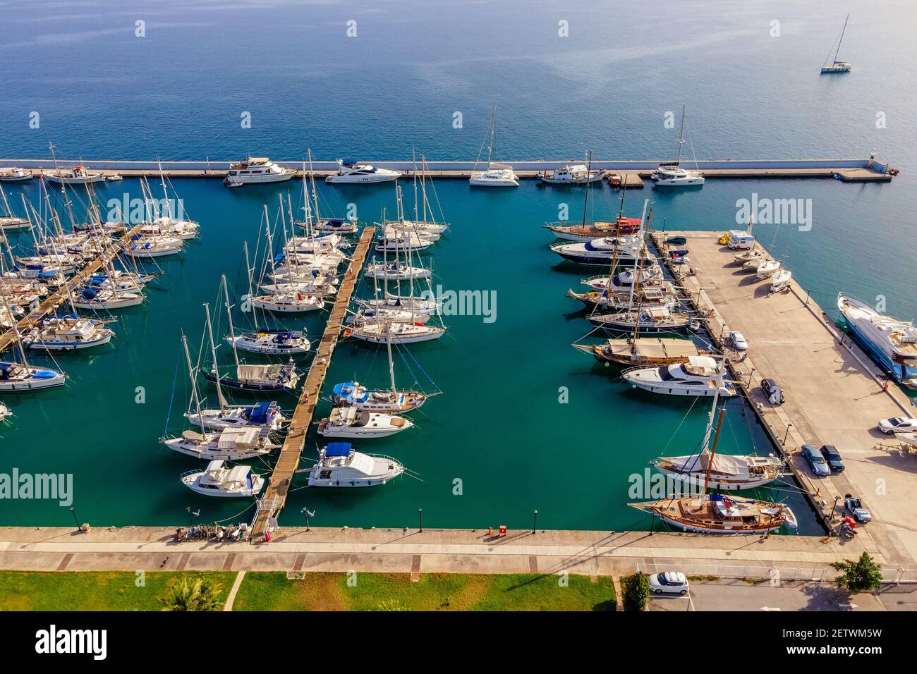 Vue aérienne par drone des bateaux et des yachts dans le port méditerranéen. Vue en été par beau temps. Banque D'Images
