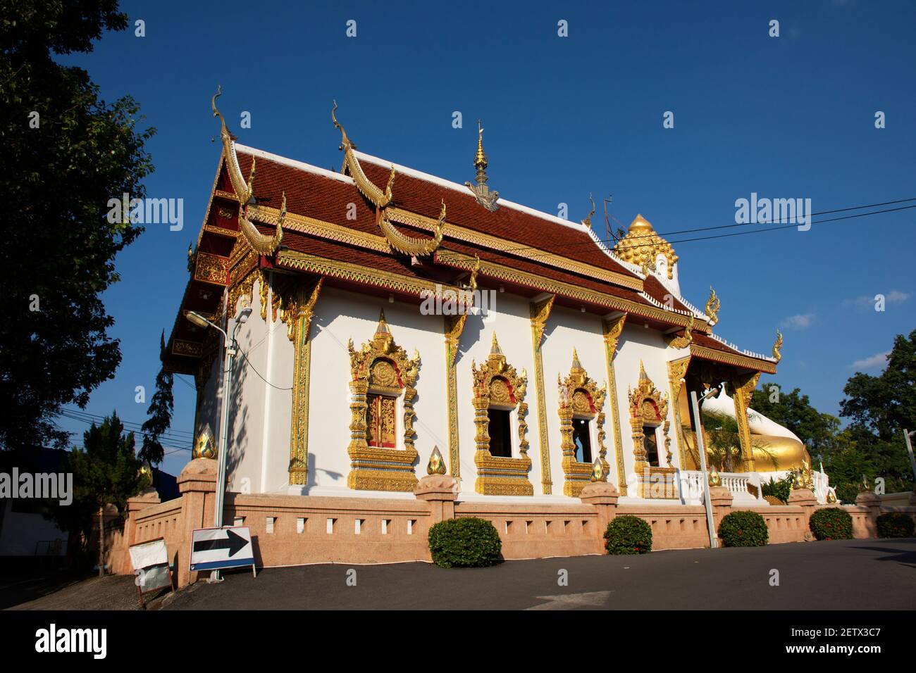 Salle d'ordination église ou ubosoot de Wat Phra que Doi Kham ou Temple de la montagne d'or pour les thaïlandais et les voyageurs étrangers visitent et rés Banque D'Images