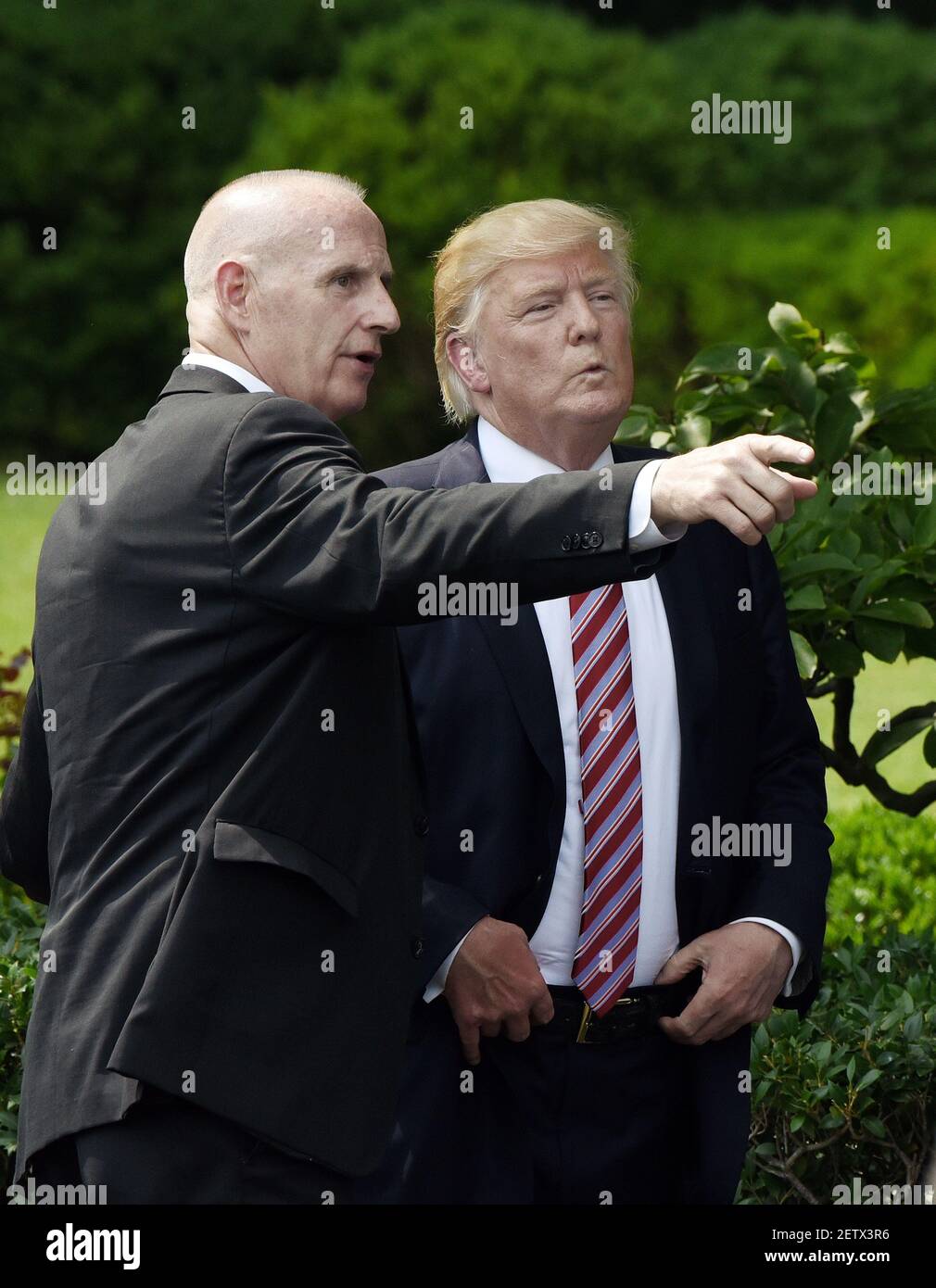 Keith Schiller, adjoint au président et directeur des opérations du Bureau ovale, s'entretient avec le président Donald Trump lors d'une cérémonie d'accueil des champions nationaux de football de la NCAA 2016, les Tigres Clemson sur la pelouse sud de la Maison Blanche, le 12 juin 2017. Photo par Olivier Douliery *** Veuillez utiliser le crédit du champ de crédit *** Banque D'Images
