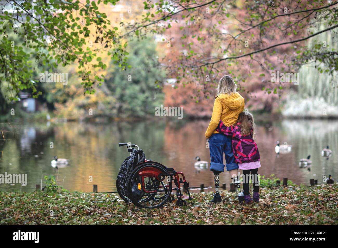 Femme handicapée sans jambes avec sa fille. Banque D'Images