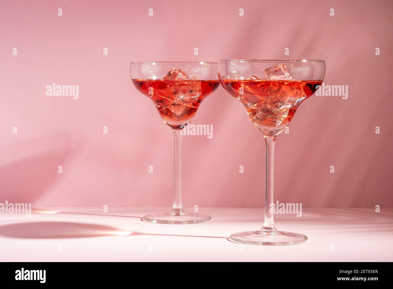 Cocktail rafraîchissant au romarin dans un verre sur fond lumineux. Concept de fête d'été. Banque D'Images